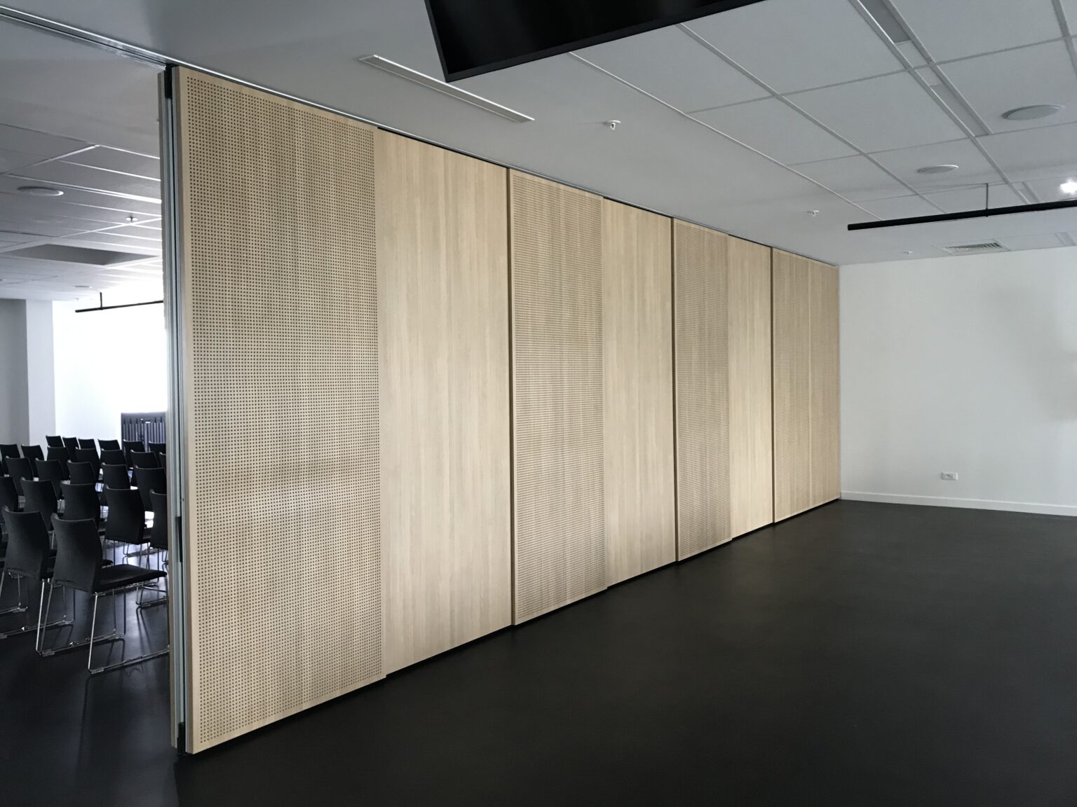 Cloison coulissante suspendue, cloison mobile : quels avantages