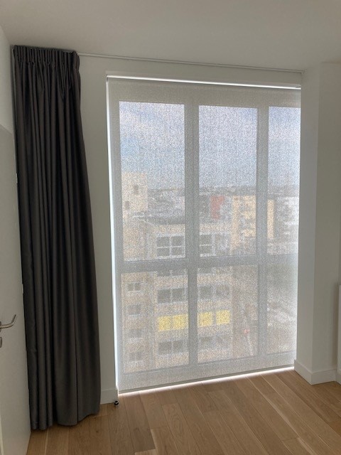 Installation de stores à enroulement et de rideaux intérieurs.