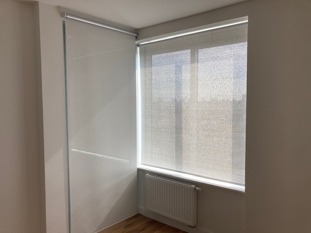 Installation de stores à enroulement et de rideaux intérieurs.