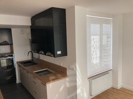 Installation de stores à enroulement et de rideaux intérieurs.